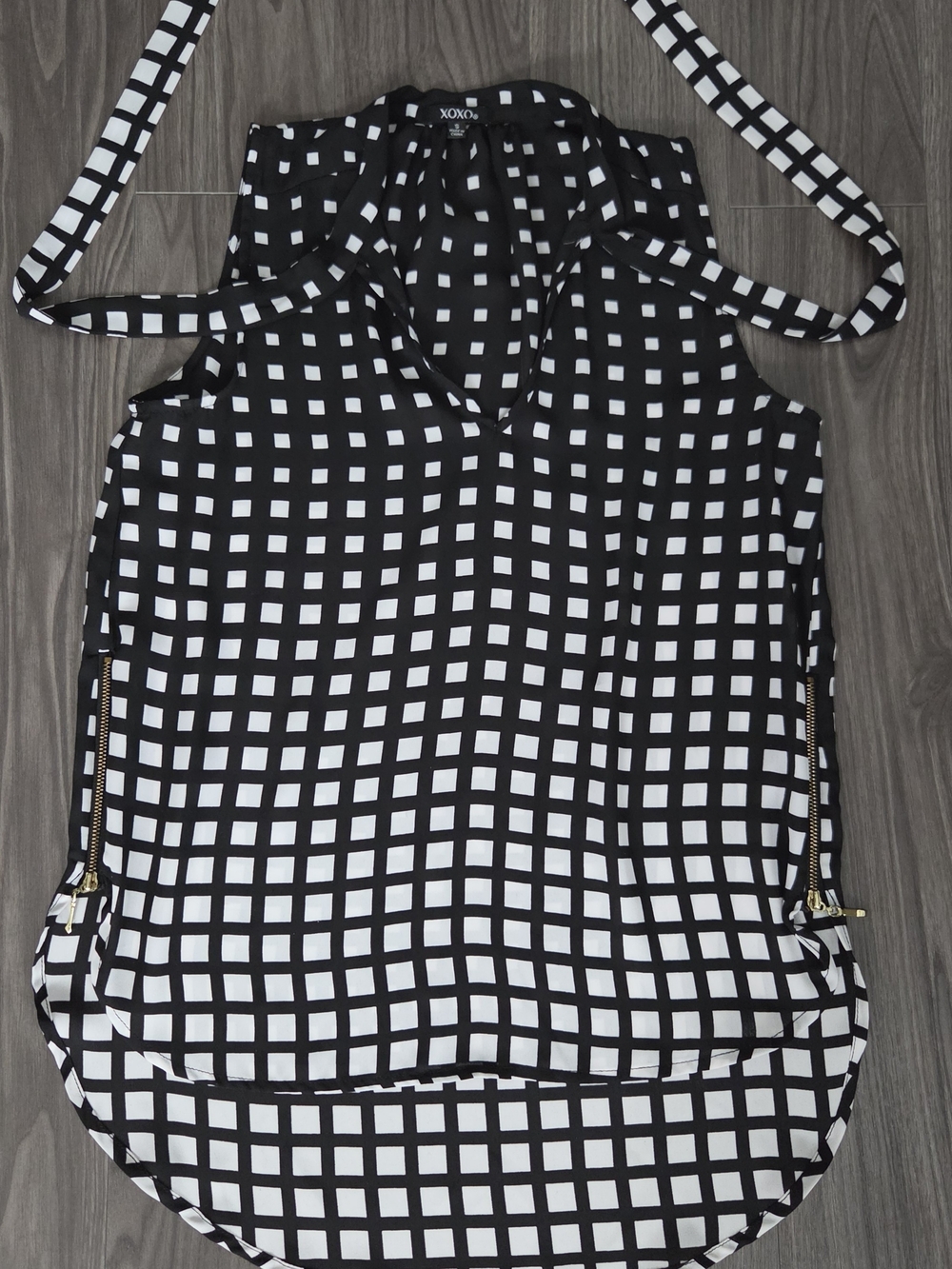 XOXO Black & White Checkered V-Neck Sleeveless Top